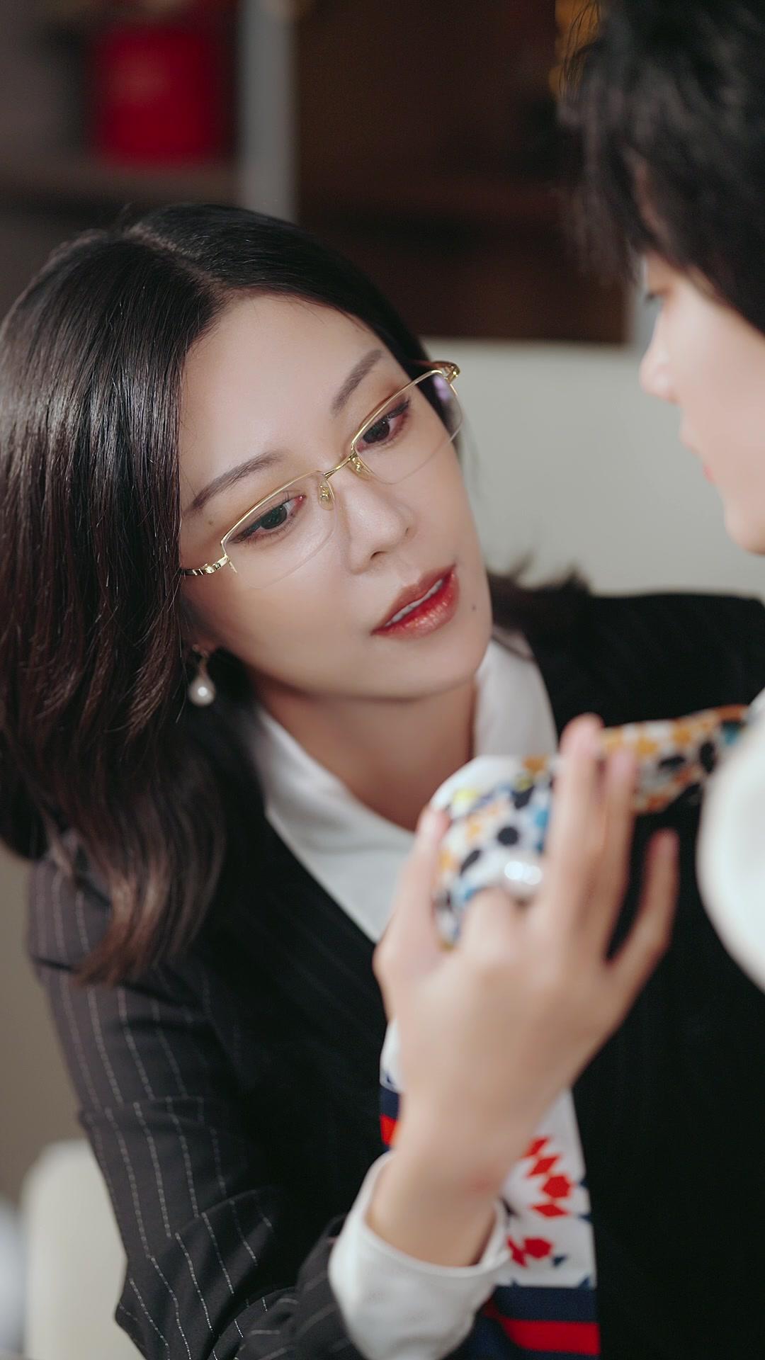 Help! My Reborn Queen Needs My Favor!