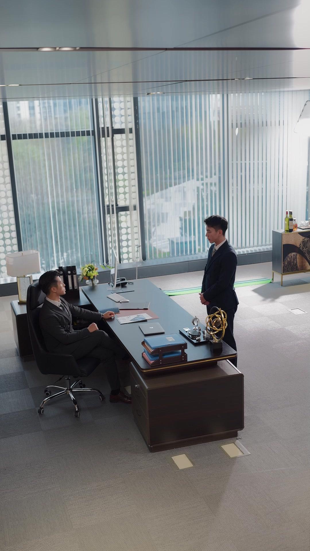 她當眾求婚白月光那天