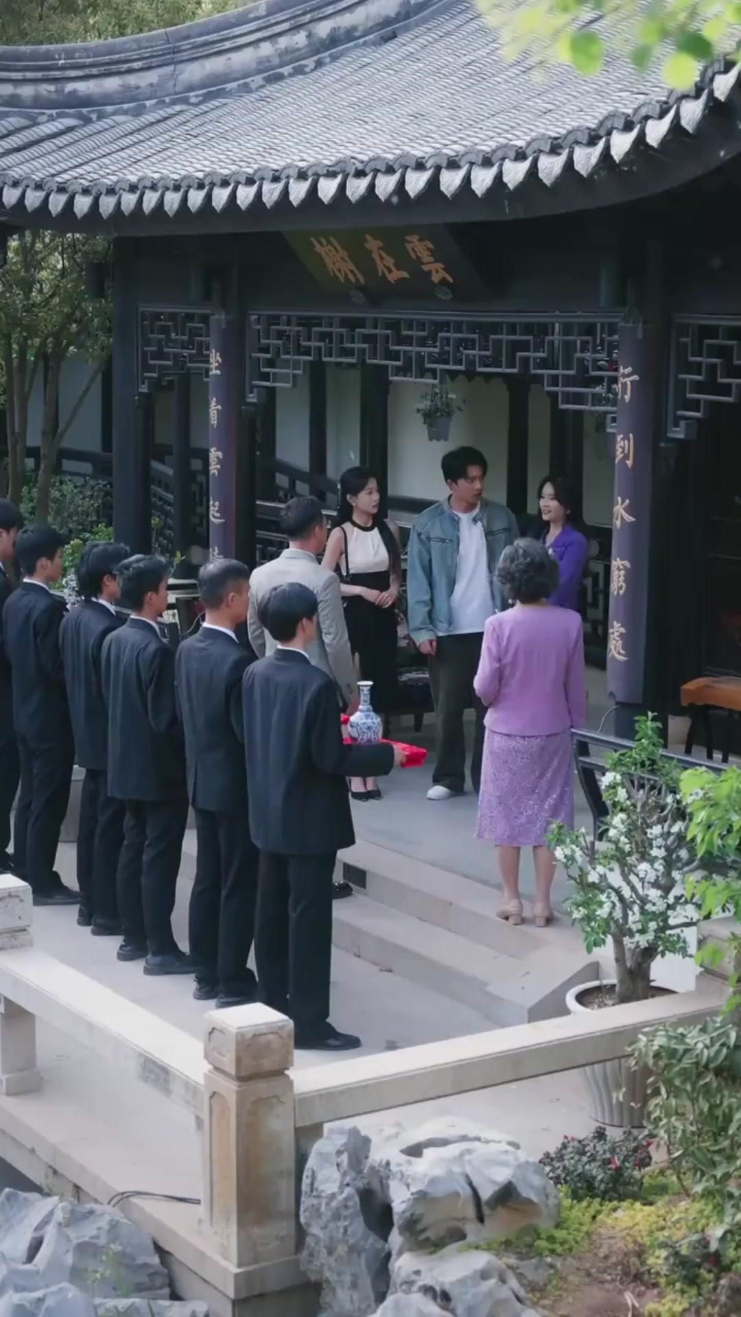 (Doblado) La más guapa no me suelta