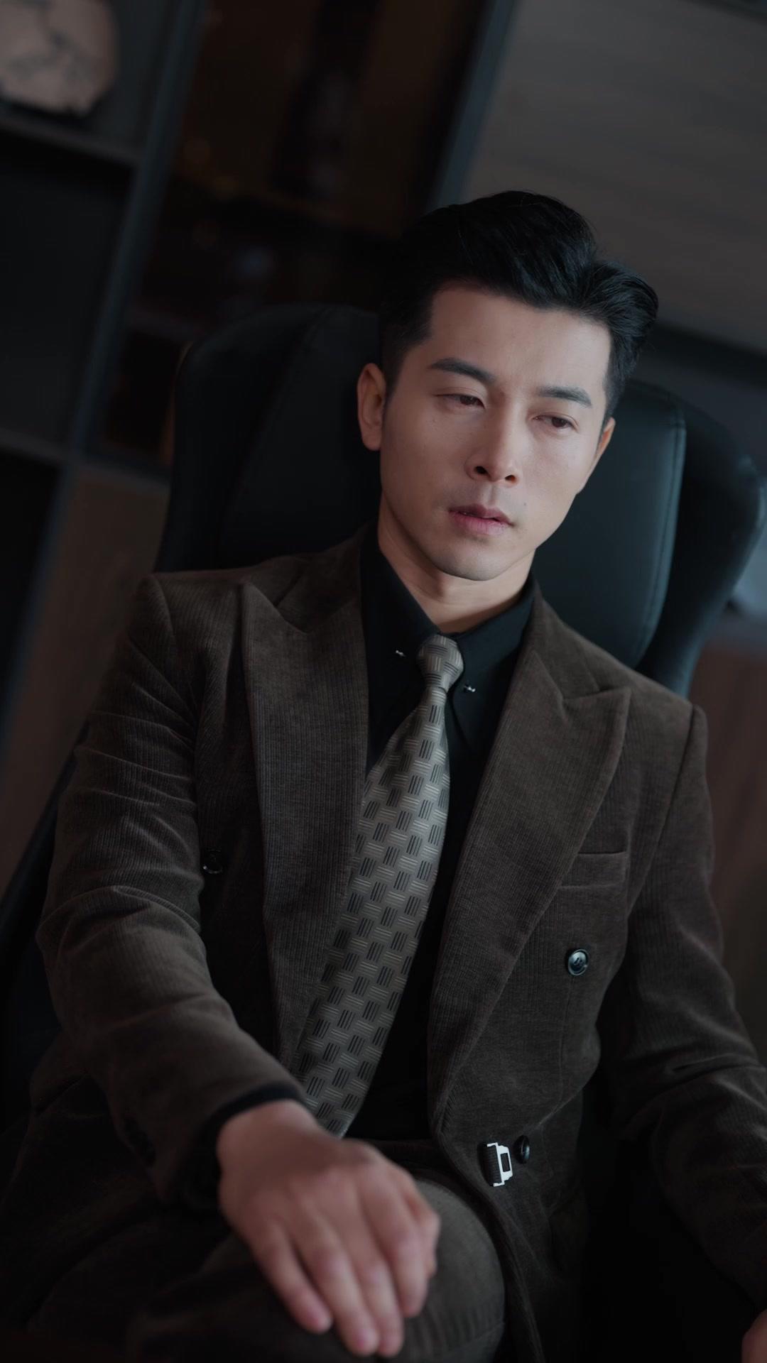 她當眾求婚白月光那天