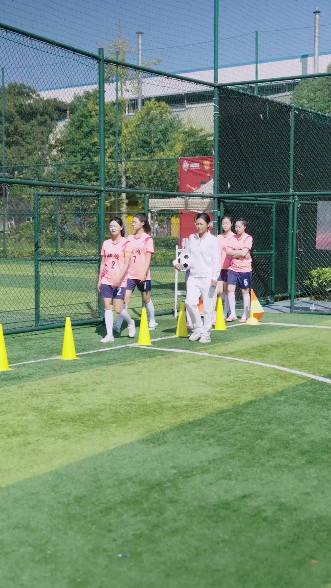 Wanita Juga Bisa Bola