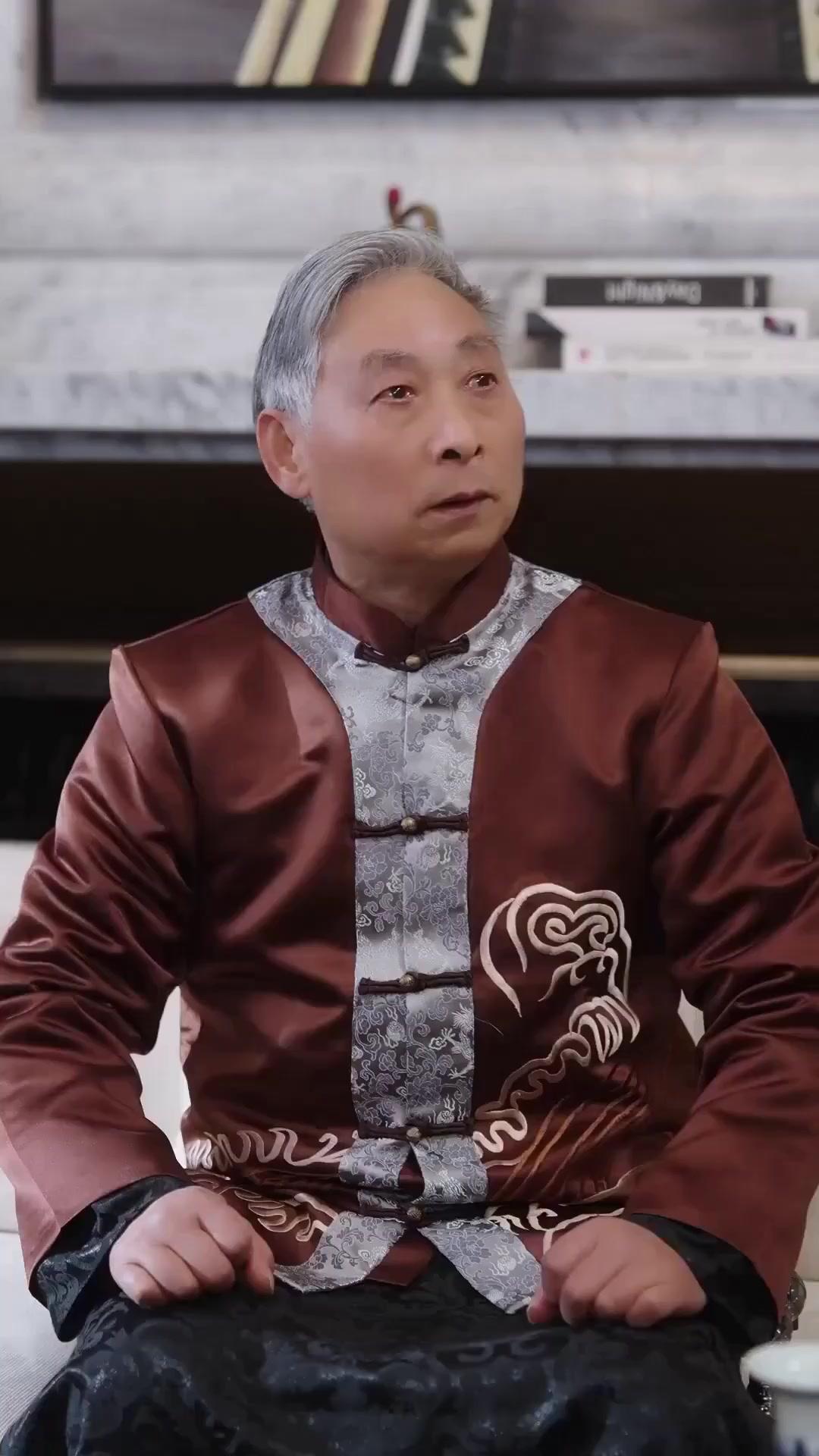  حين أرفع يدي يهتز العالم