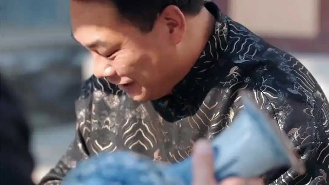 (Dublajlı) Ölümsüz Düştü Dünyaya, Eşim Kara Anka: Çin Pazarında Bir Vazo, Bin Yıllık Sır