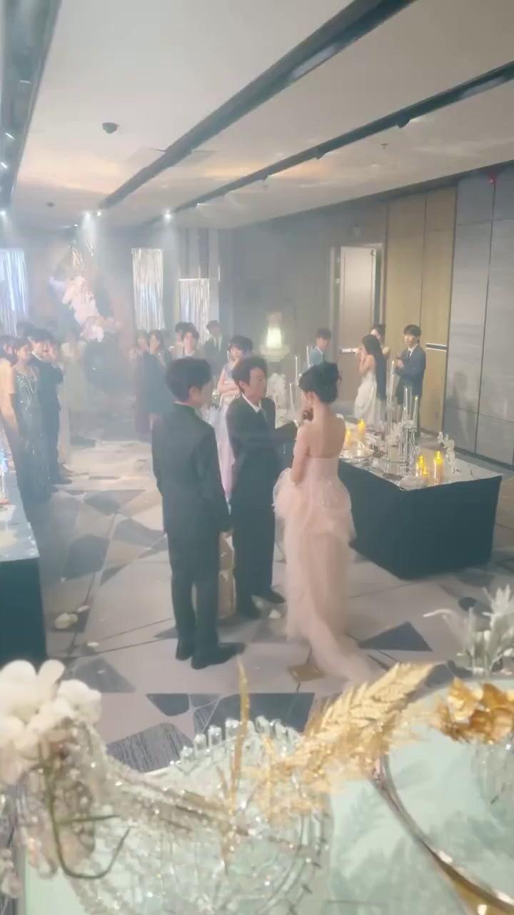 Per Sopravvivere, Mi Stringo al Mio Nemico