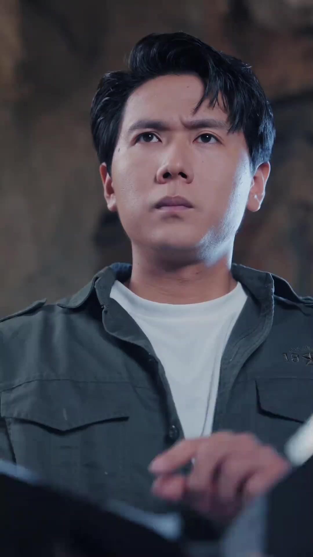 (Dublajlı) Köpekbalığı Adası