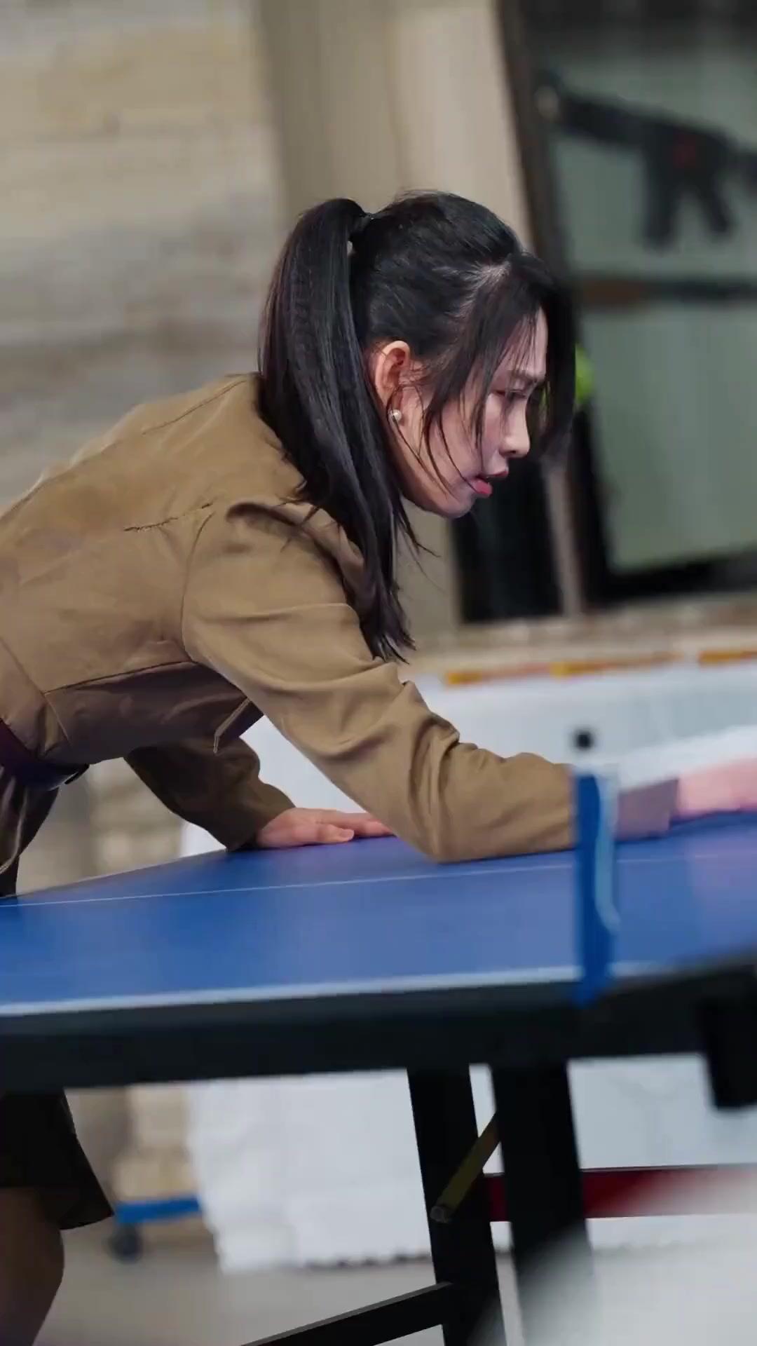 (Doblado) Reina chiquita del tenis de mesa