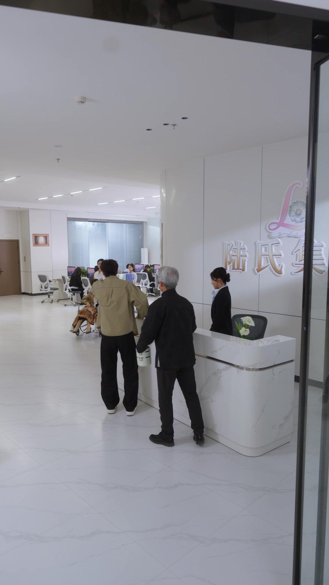 Taklukkan CEO Cantik yang Dingin