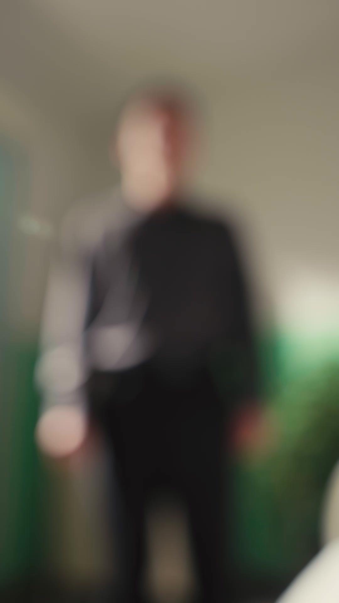 산을 넘어 희망을 찾는 소녀