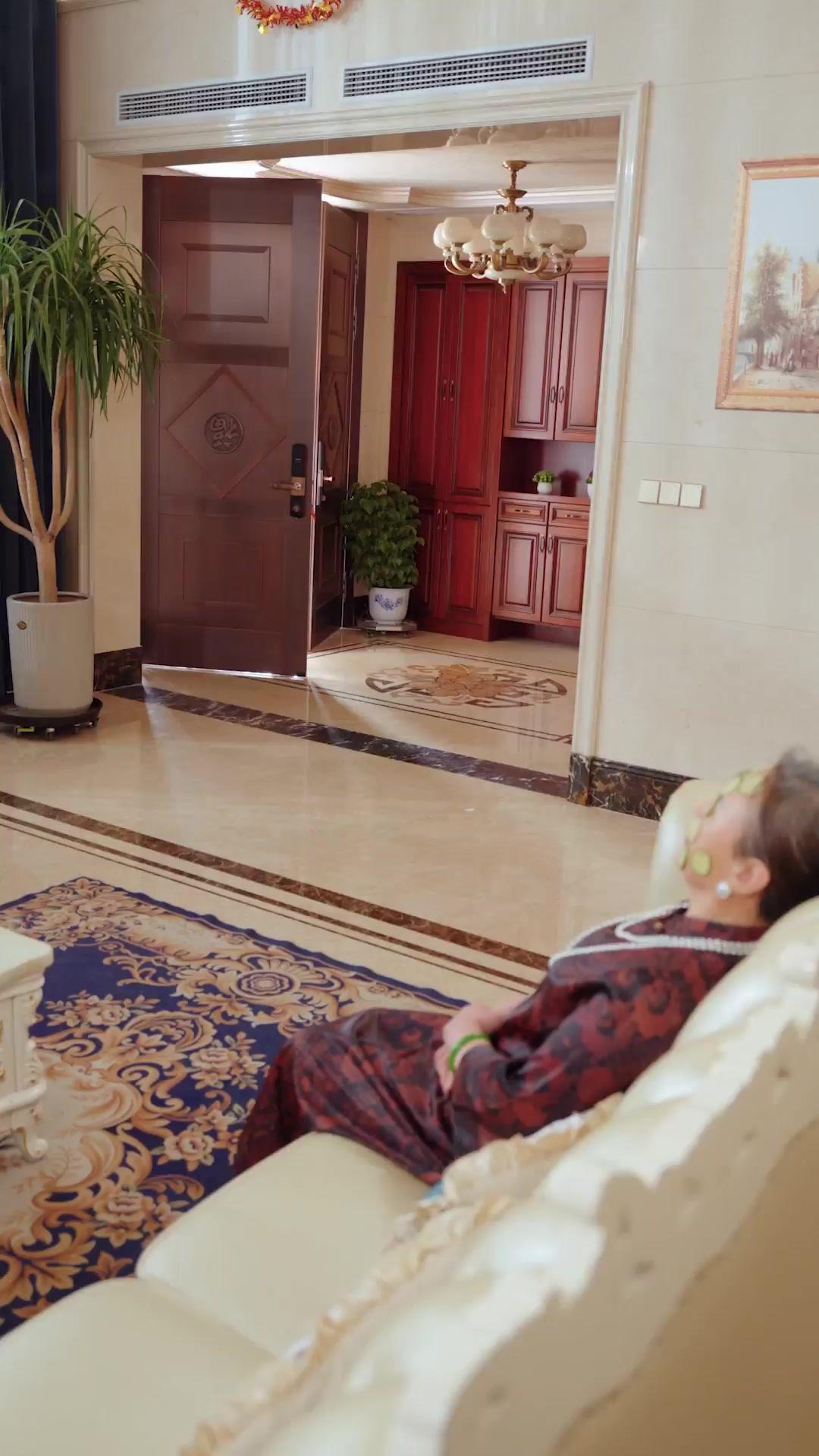 Who's the Bossy Sugar Mama?