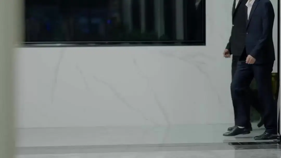 The Silent Heiress: Pearls, Plaid, and the Politics of Falling