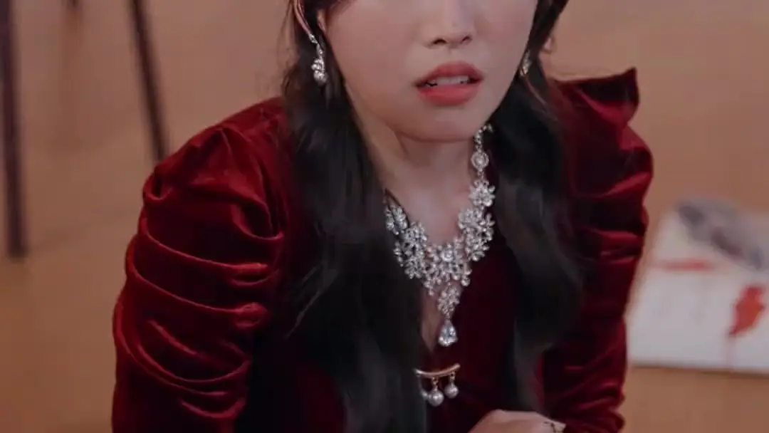 第二生的浪漫反擊：紅裙女子跪地瞬間，揭開豪門婚禮的暗湧