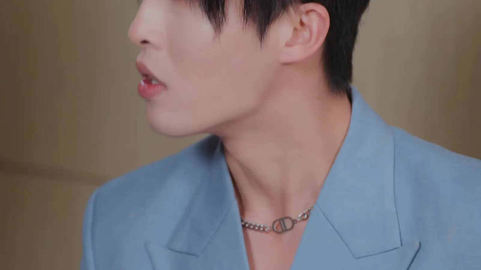 หัวใจถูกรุกล้ำ: ความลับในห้องประชุมและบันไดโค้งที่ไม่เคยเงียบ