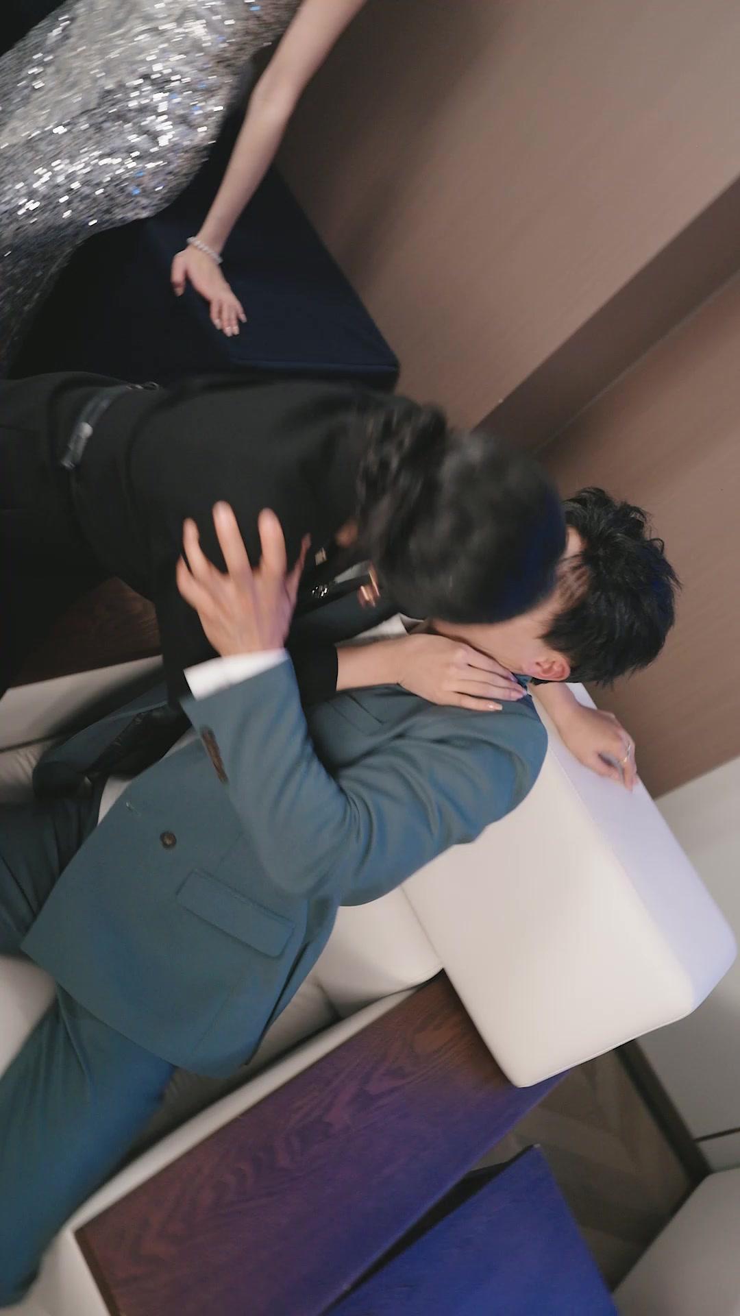 What? 9 Billionaire Sisters!