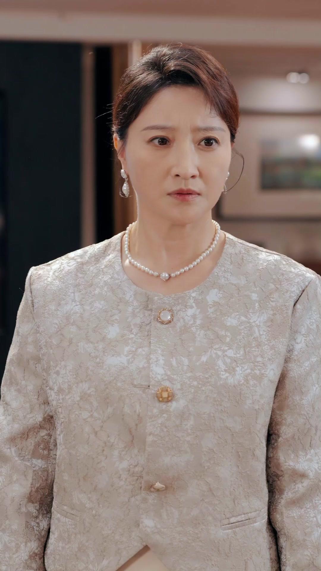 Di Balik Senyum Palsu