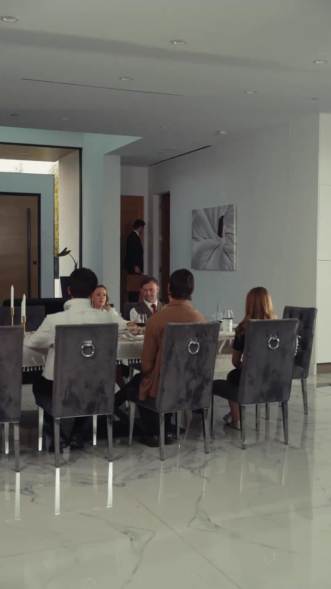 (Dublagem)A Herdeira Renascida das Cinzas