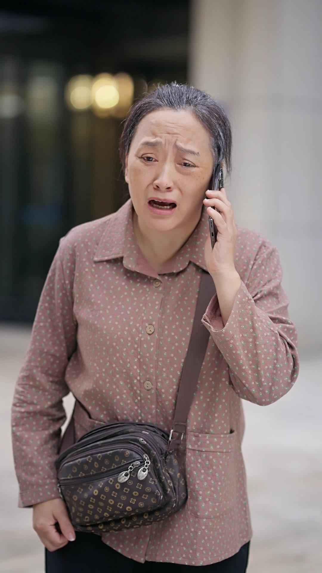 半生托舉，一朝盡碎