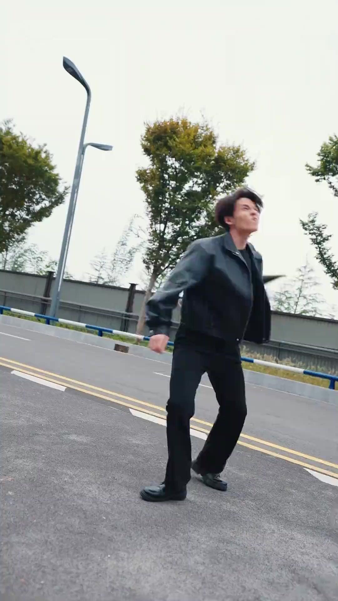 (مدبلج) الحسناء وحارسها المدهش