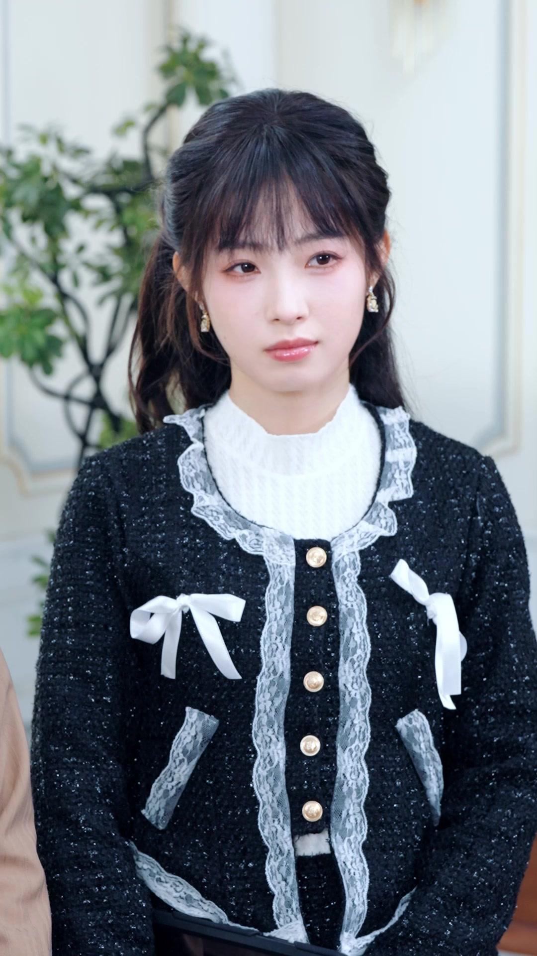 FAUSSE ET VRAIE, MAIN DANS LA MAIN