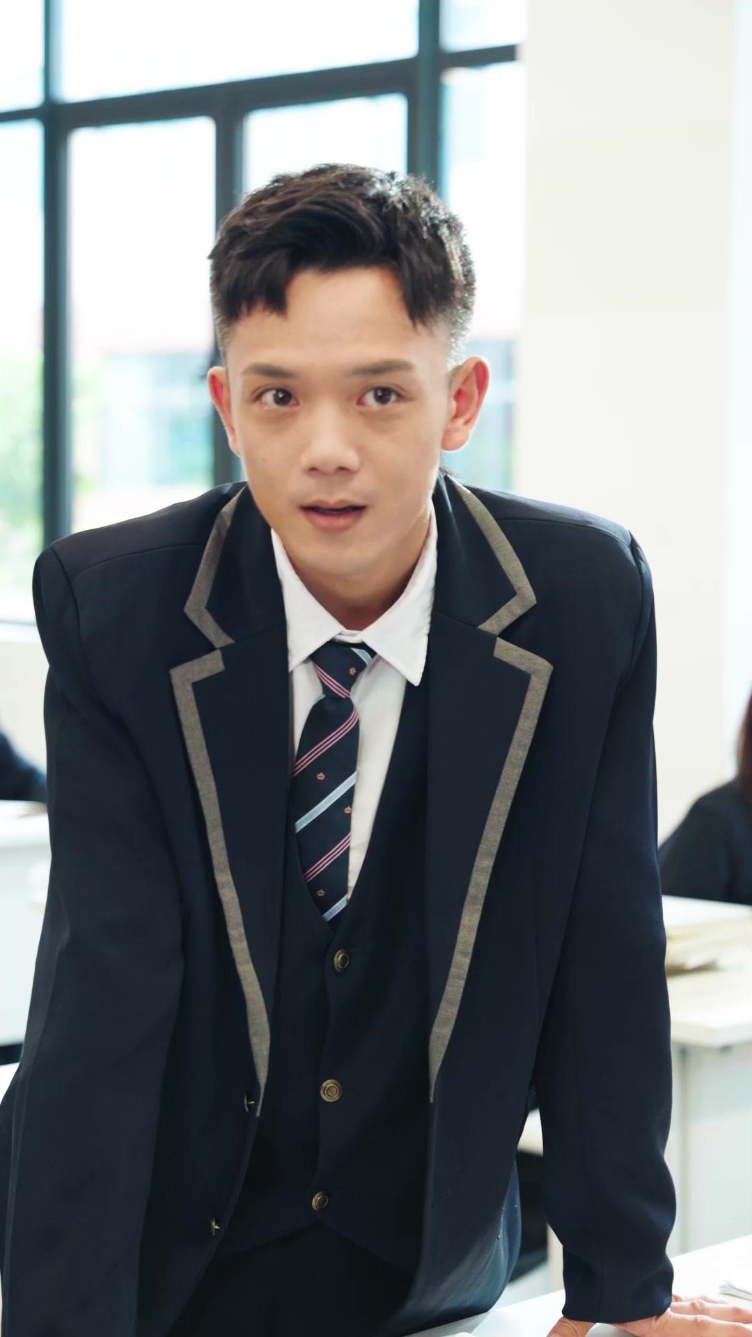 Nueva profesora: bella e imponente