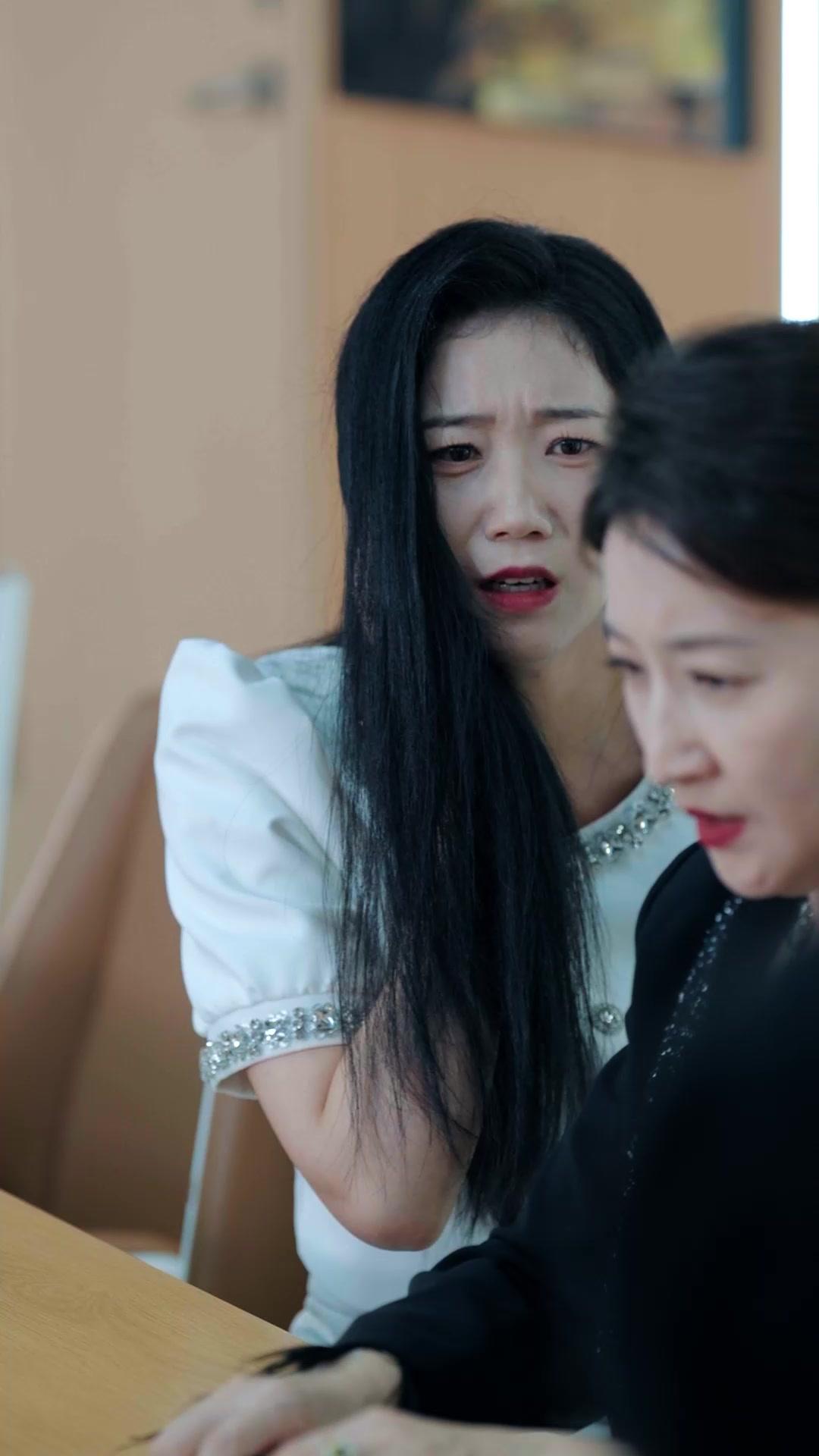 Di Balik Senyum Palsu