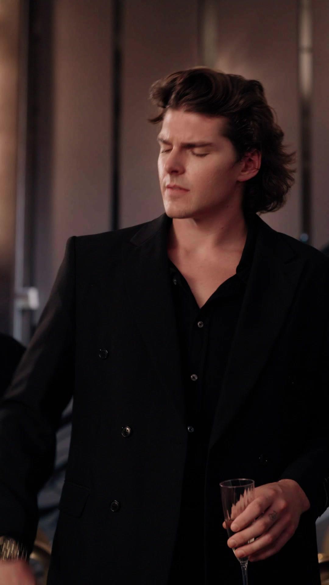 Con el mafioso que rechazaste