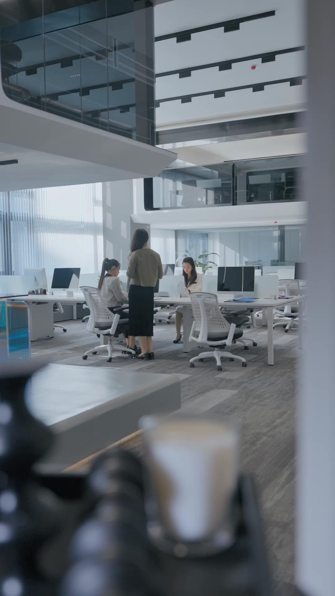 Istri Bos Bosan, Mulai Kerja Hari Ini