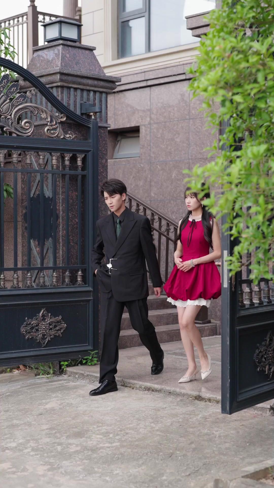 Skrip Di Tangan, Dunia Milikku