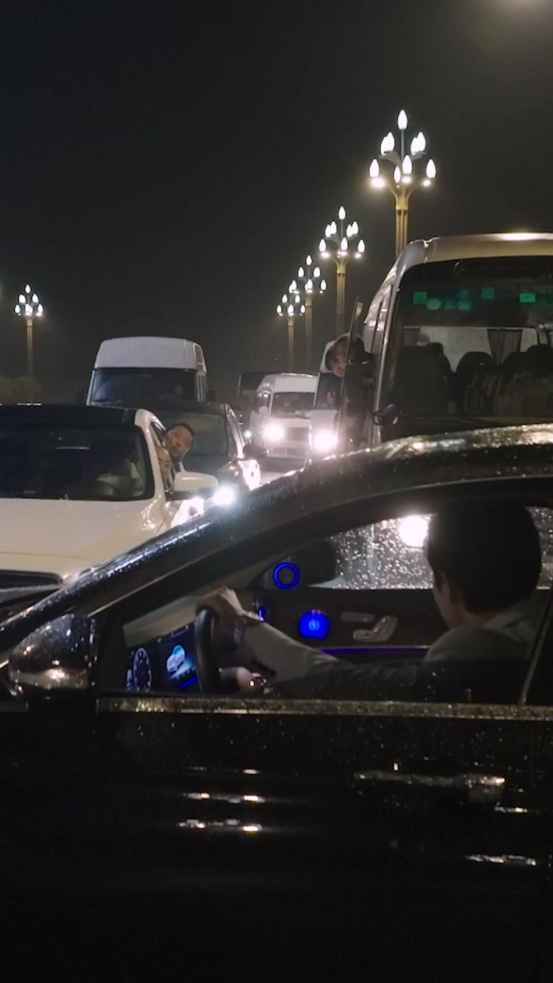 Las estrellas brillan en el cielo