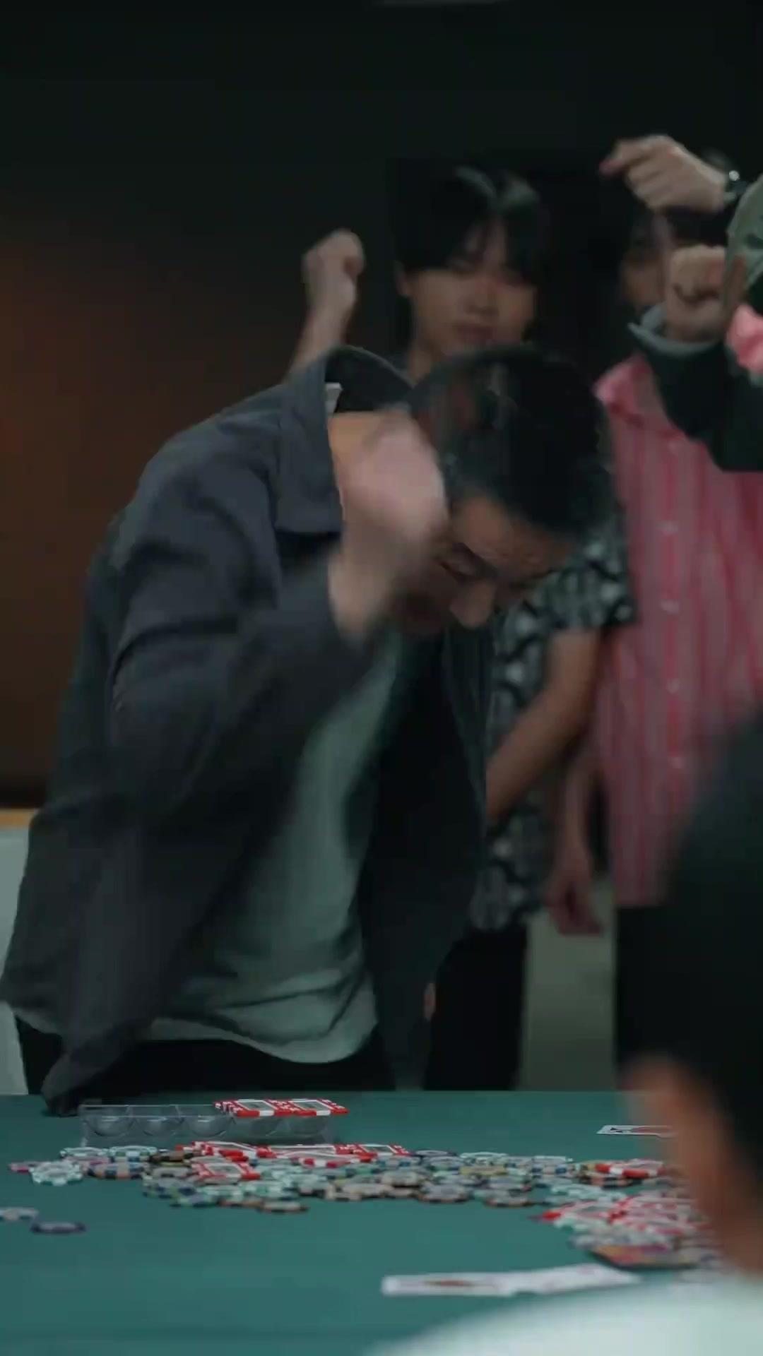 (مدبلج) السر فوق الطاولة