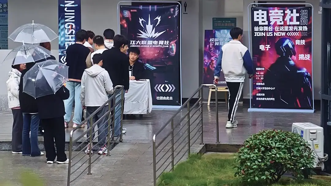 Campus Queen Falls for Me After My First Love Betrayed Me: When Gamers and Presidents Collide in the Digital Age