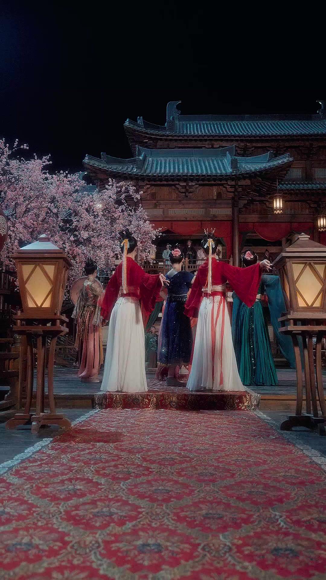 AU-DELÀ DU TRÔNE, L'AMOUR