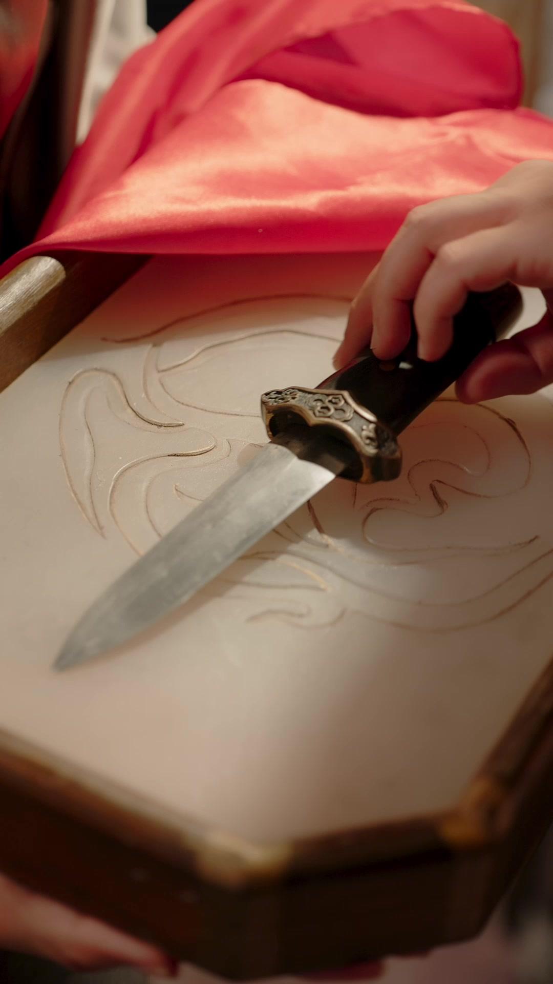 Kaisar, Musuhmu Aneh