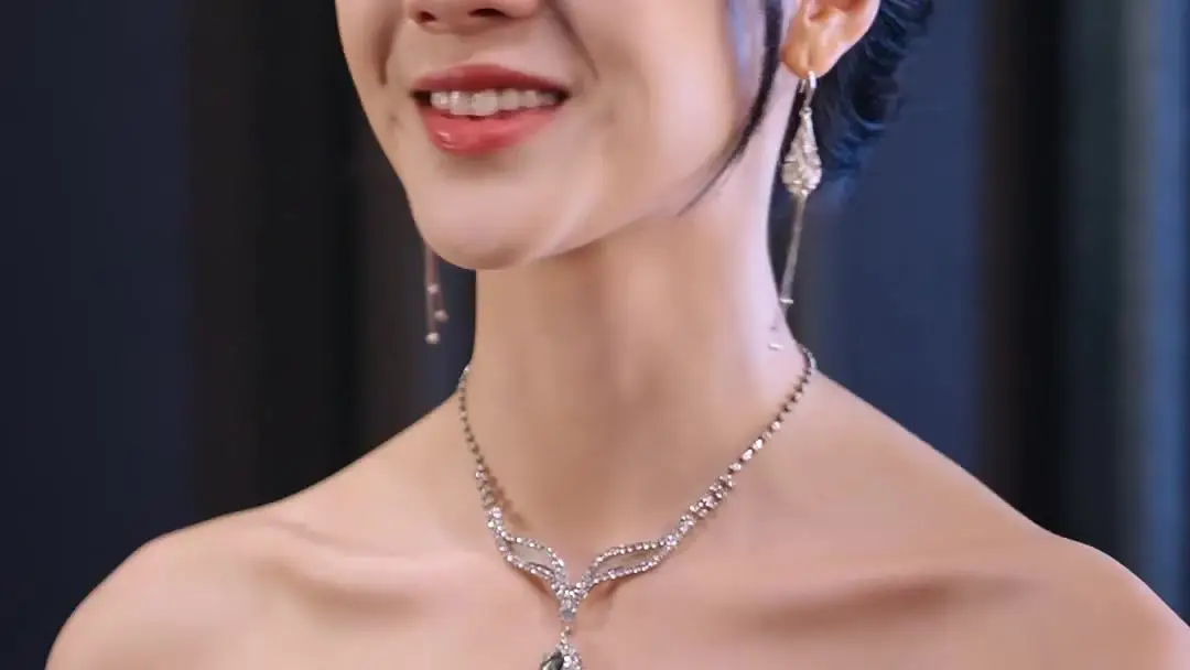 Divorced Diva’s Glorious Encore: When Tears Fall Like Confetti at a Funeral