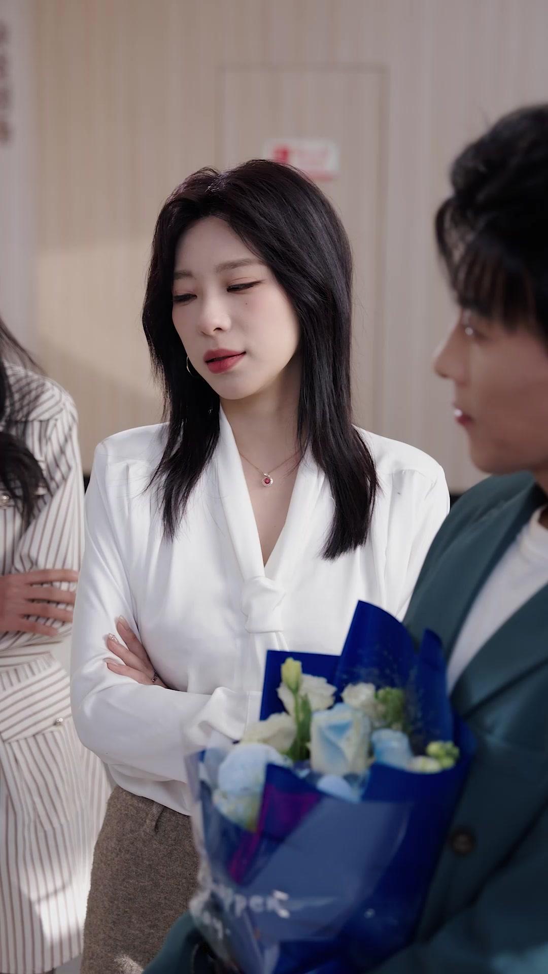 前女友嫌我窮，九個乾媽送豪車