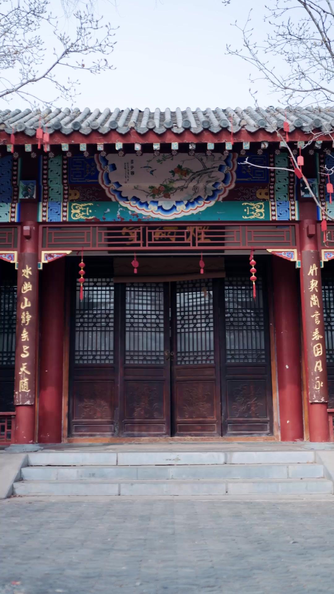 LE SECRET DERRIÈRE DE LA PORTE