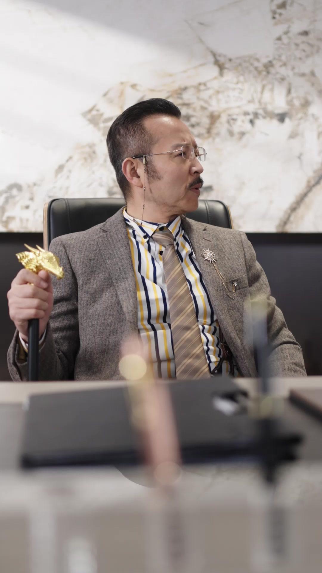 D'AMANT SECRET À PDG À LA MAIN DE FER