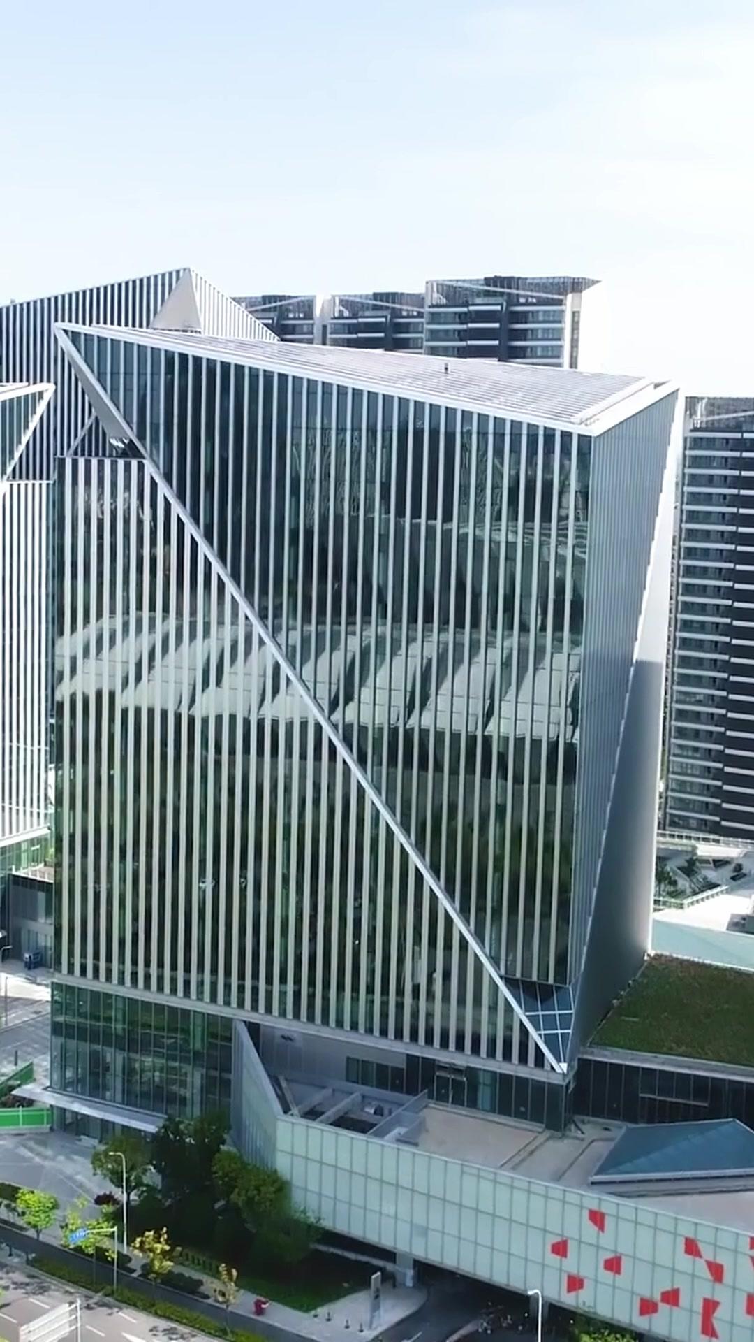 Bonda Lima: Gagah Dan Menawan