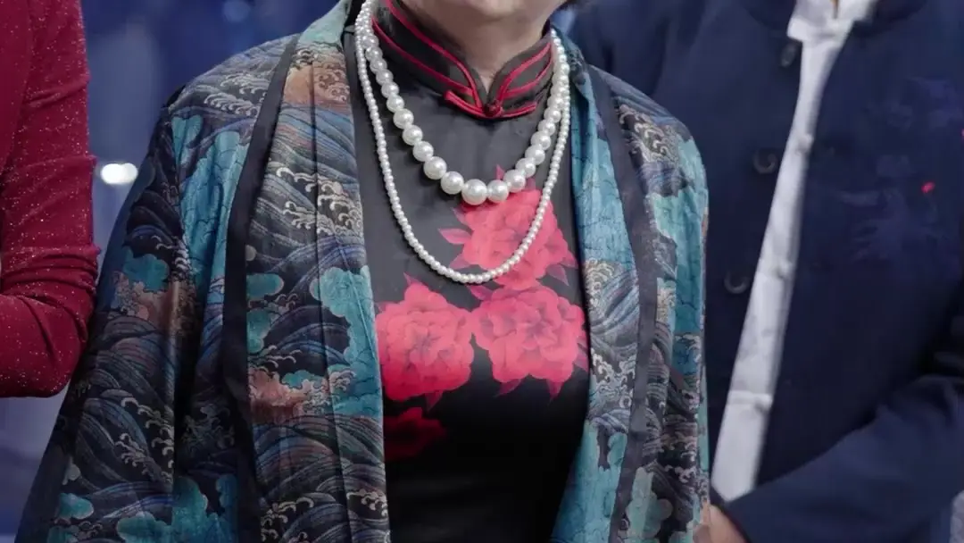 Yellow Suit vs. Double-Breasted Dignity