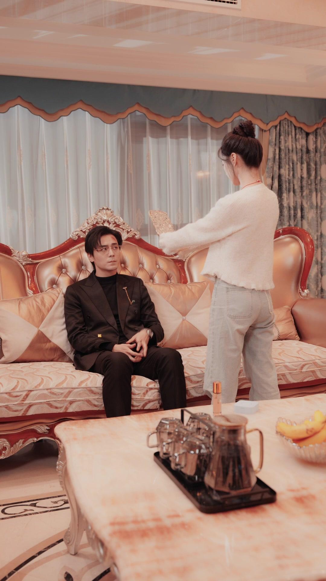 Boss Jatuh Cinta pada Pembantu