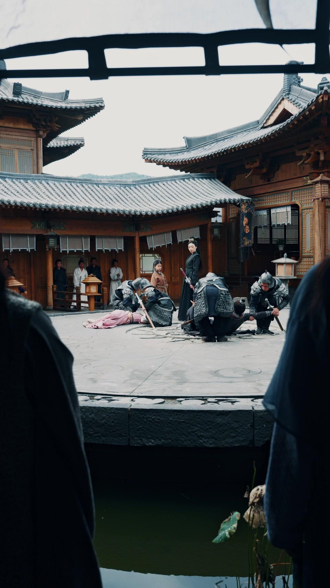 แปดปีใต้เงาสวรรค์