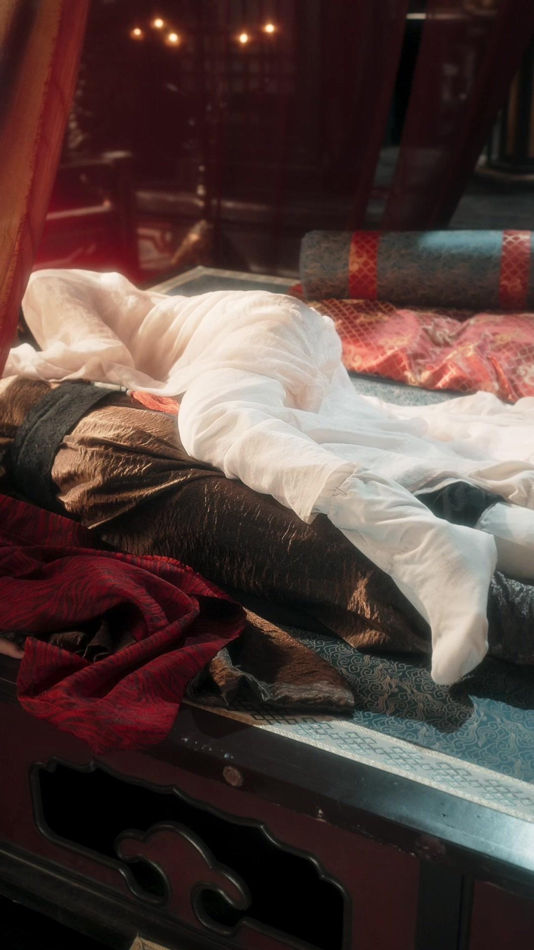 Kaisar, Musuhmu Aneh