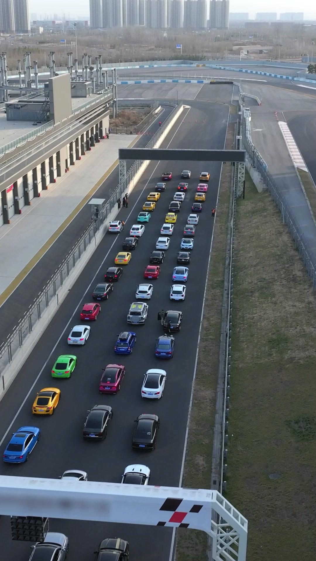 當修車工握住方向盤