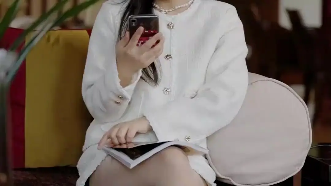 Lovers or Siblings: When the Napkin Covers More Than Eyes