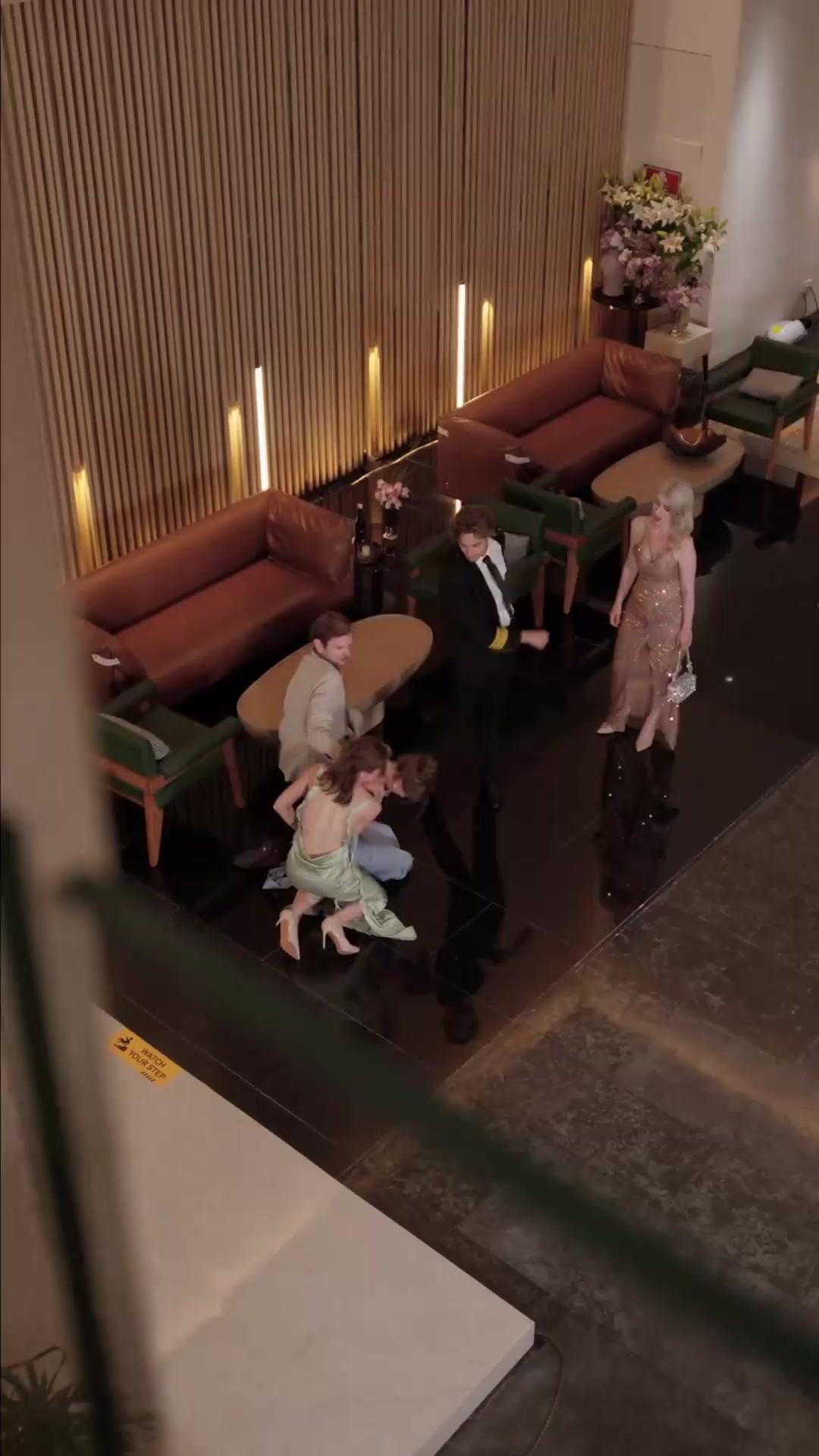 (Doblado) Él no es tu esposo