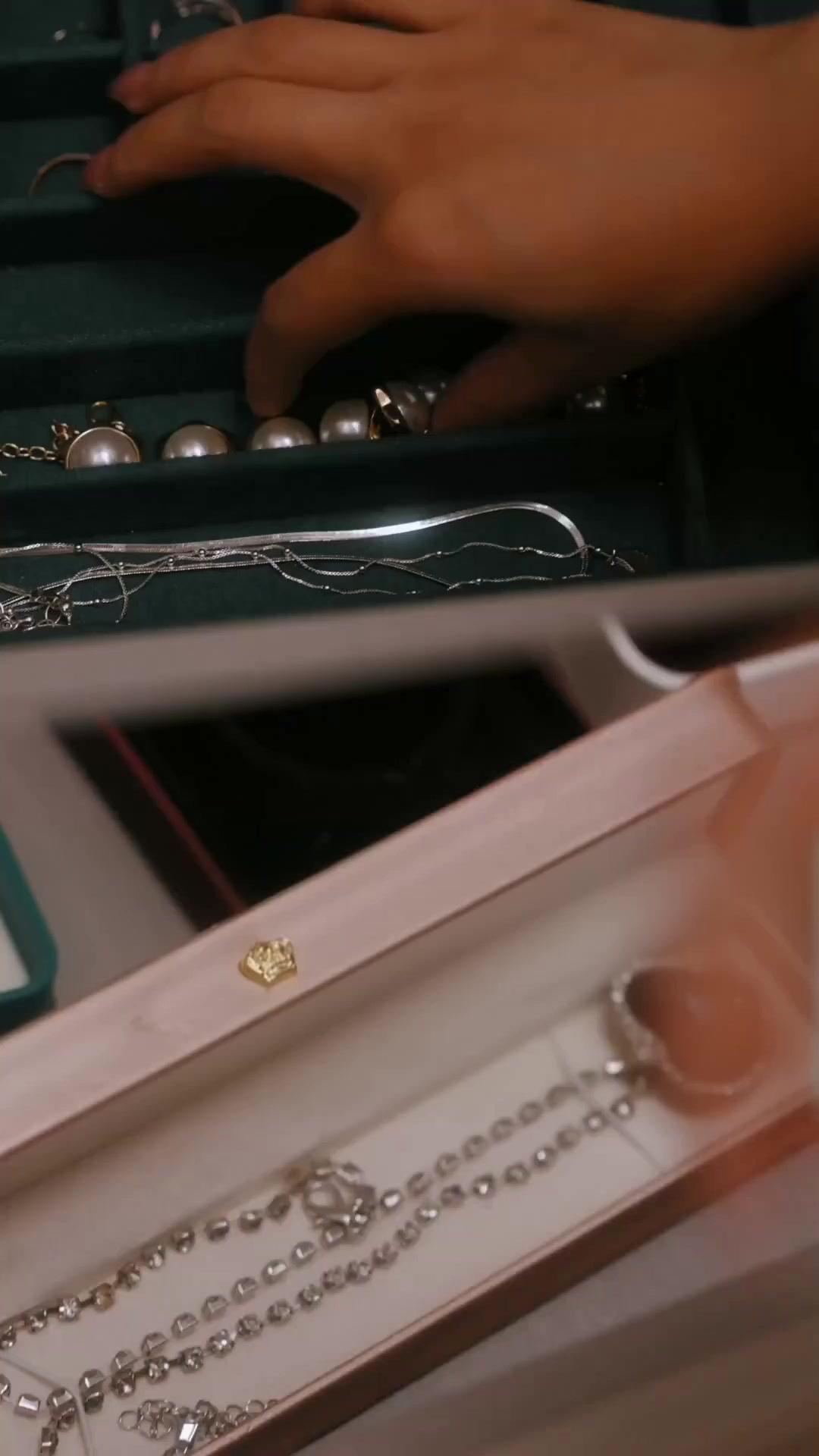 TRAQUÉES PAR L'AMOUR