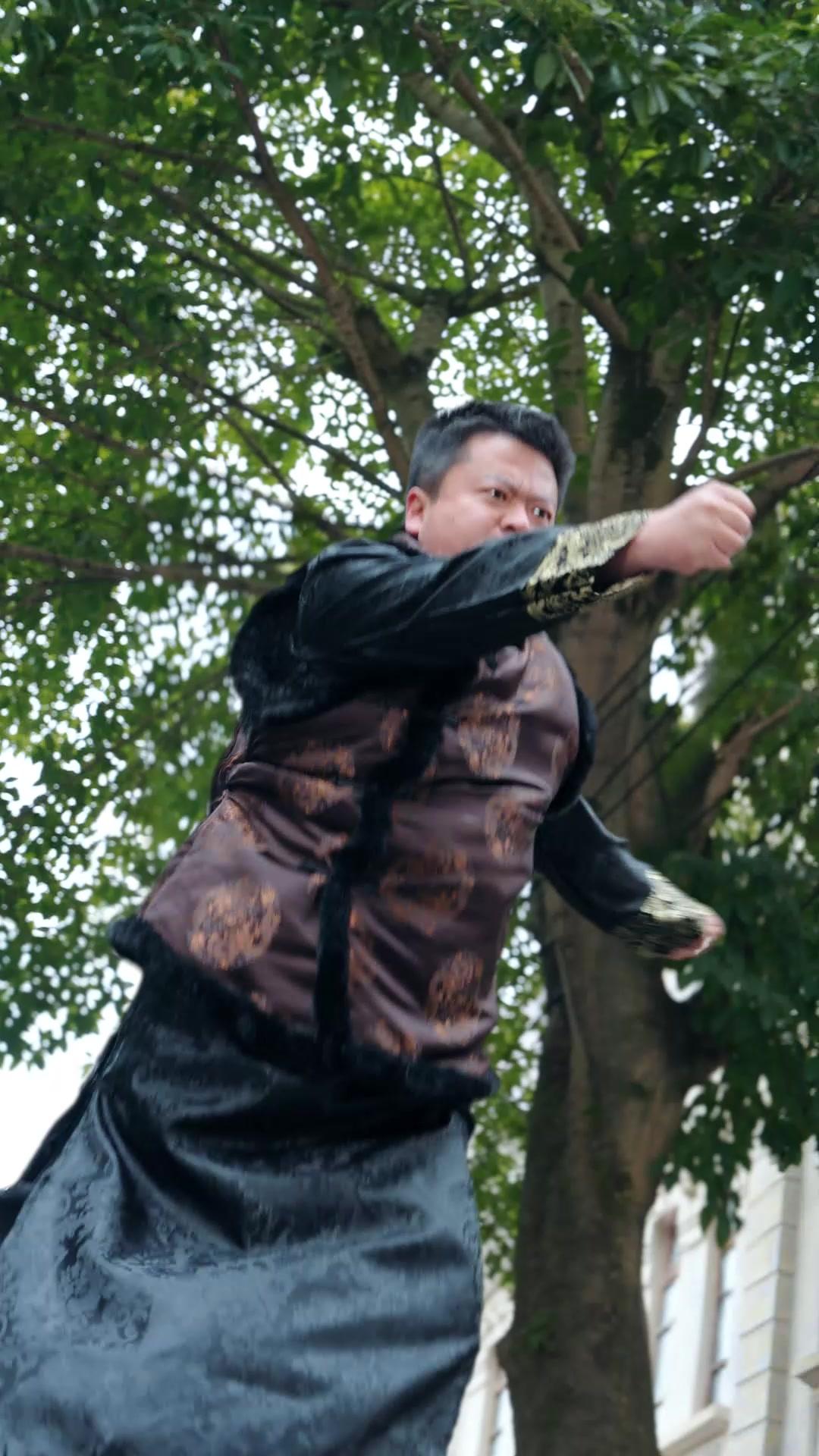 失憶天尊，扮豬吃虎護妻