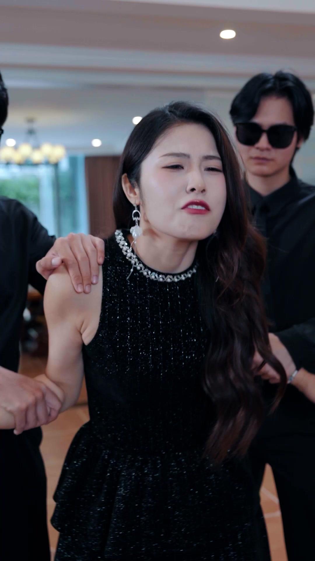 Di Balik Senyum Palsu