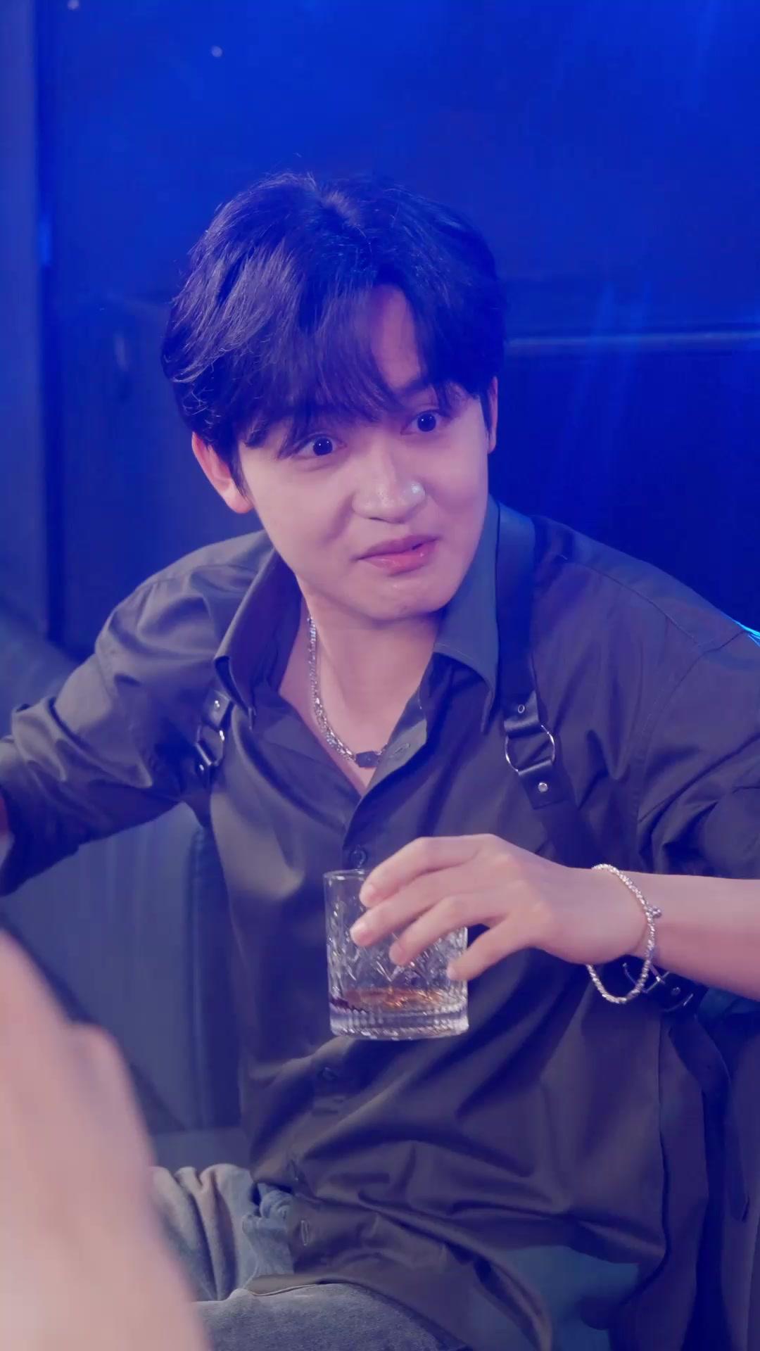 LE LOUP BAISE SES ESCARPINS