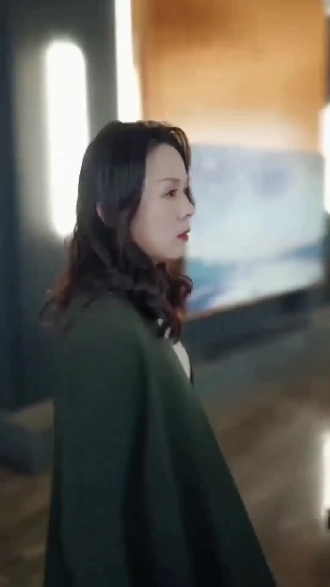 (Dubbed) Ready for a show? Cue the Mama Lawyer!