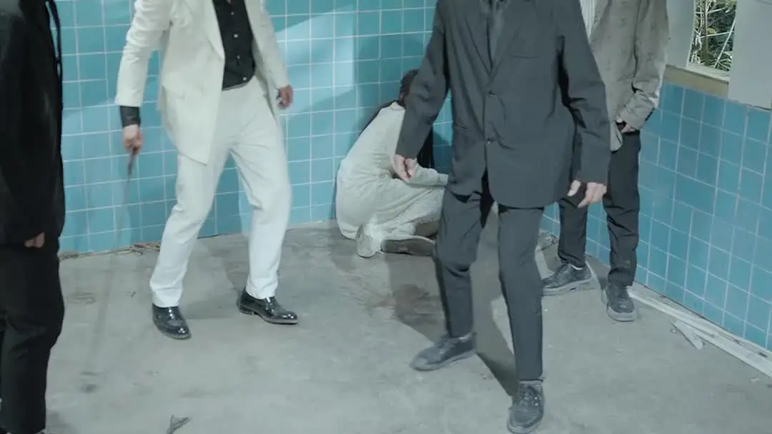 與鳳行戰神媽媽不裝了：當教室變刑場，她一腳踢翻權力結構